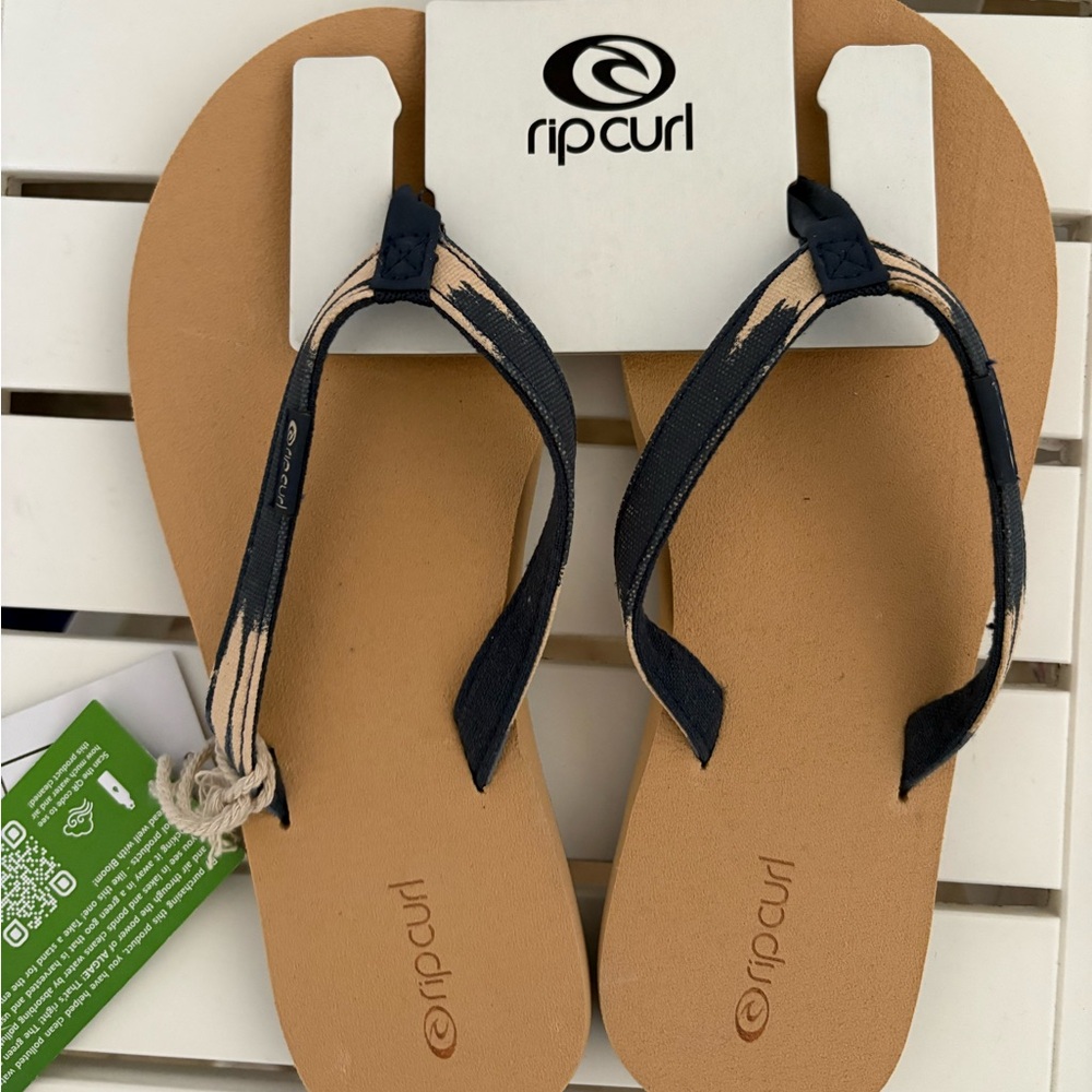 RIPCURL Women’s flip flops NEW NWT Size 7
